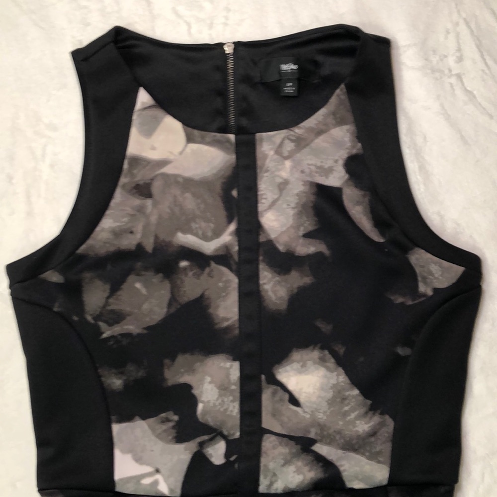 Sleeveless Knee-Length Dress - Picture 4 of 5